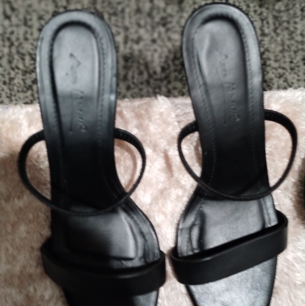 Heels - Picture 3 of 4
